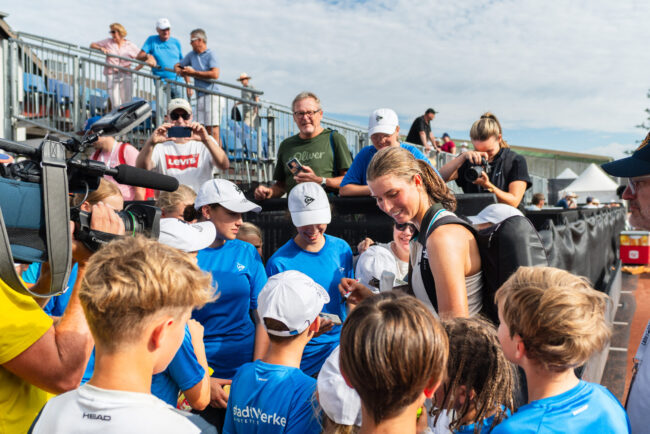 Tagger gibt Autogramme bei den LADIES OPEN Amstetten.