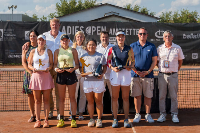 Feng/Liang bei der Siegerehrung der LADIES OPEN Amstetten.
